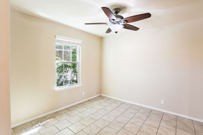 Building Photo - Charming Home Awaits: Spacious & Modern Li...