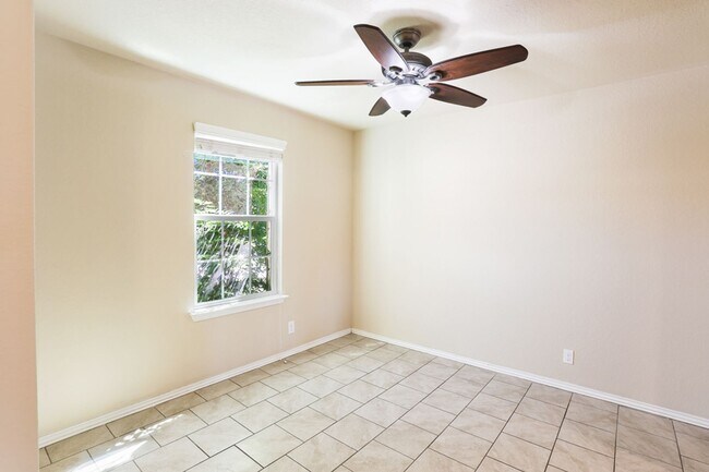 Foto del edificio - Charming Home Awaits: Spacious & Modern Li...