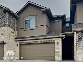 Building Photo - 2880 Donnell Dr