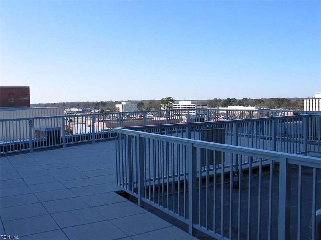 Foto principal - Loft Living at Town Center in Virginia Beach!