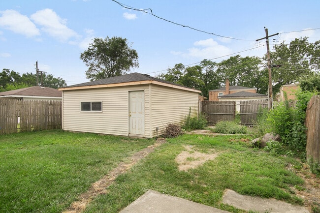 Building Photo - 15224 Oak St