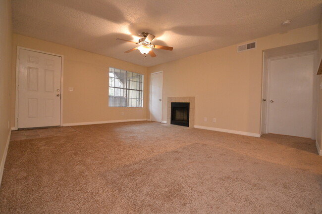 Building Photo - 1/1 Condo in GATED ~ LAKEFRONT community i...