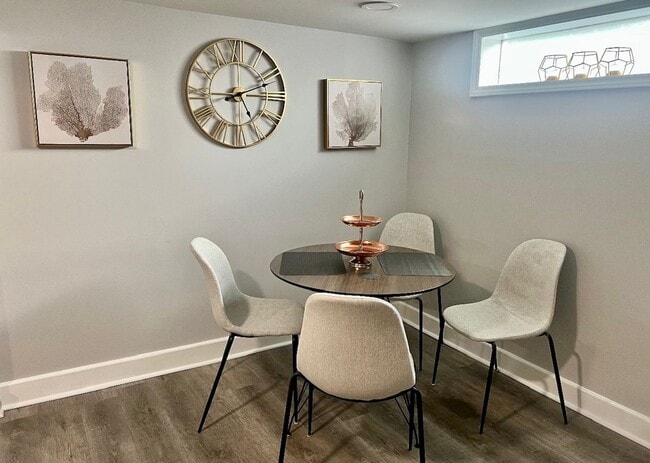 Building Photo - One Bedroom One Bath Furnished Apartment