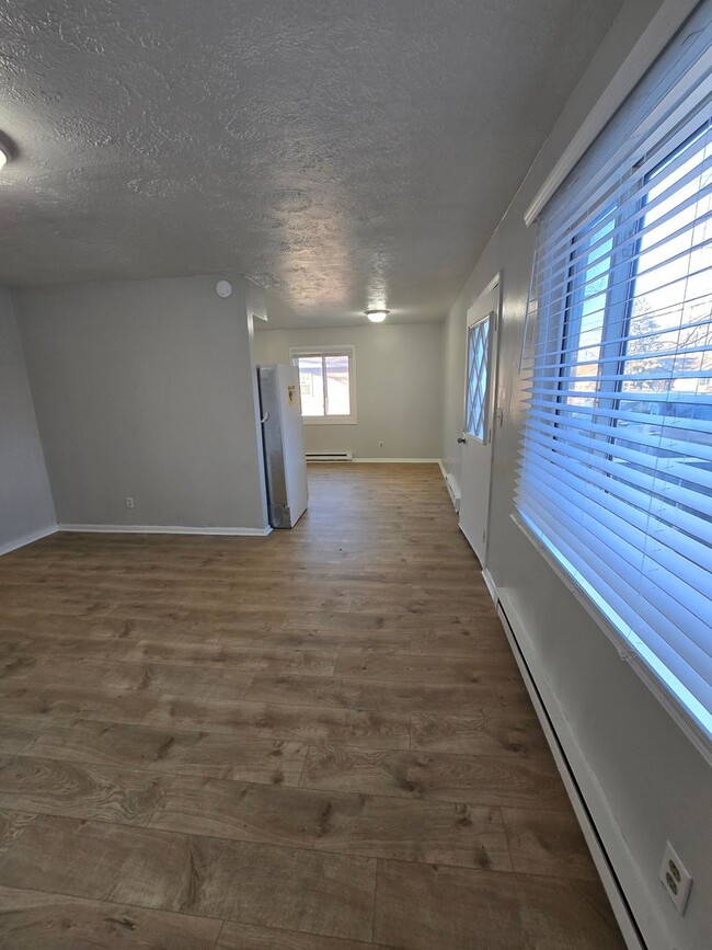 Building Photo - SPACIOUS THREE BEDROOM HOME NEAR 21ST AND ...