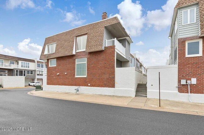 Building Photo - 31 Village Rd