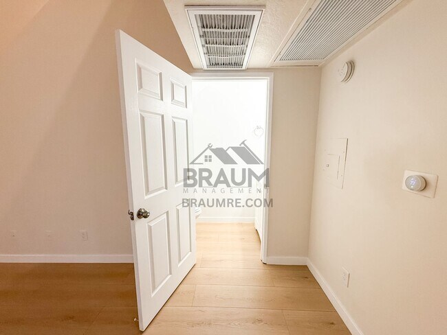 Foto del edificio - 5245 Riverton Ave