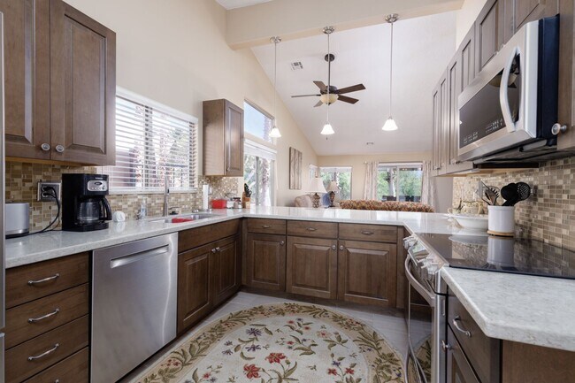 Building Photo - Fully Furnished 3 bedroom, 2 bath home in ...