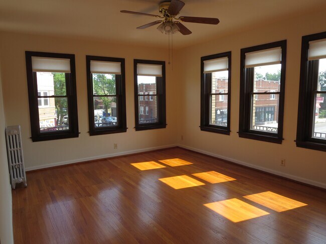 Foto del edificio - 6101 W Addison St