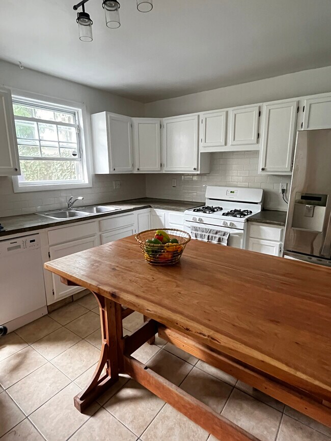 Kitchen - 402 Morris St