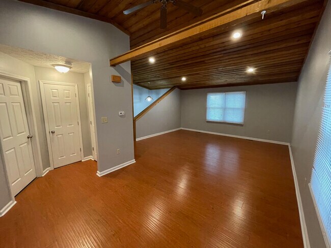 Building Photo - 509 Country Club Ct