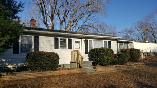Foto del edificio - One Level House off Old Forest Road
