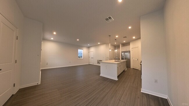 Building Photo - 550 Orient Ave