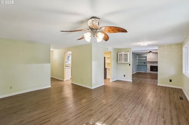 Building Photo - 374 NE 34th Pl