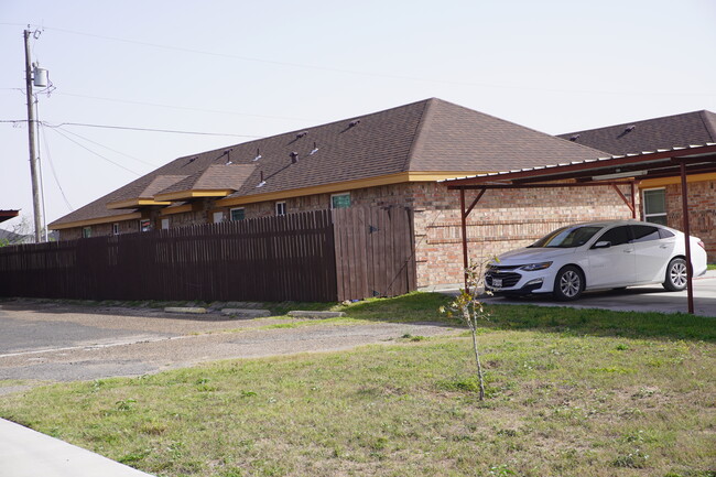 Building Photo - 706 Thompson Rd