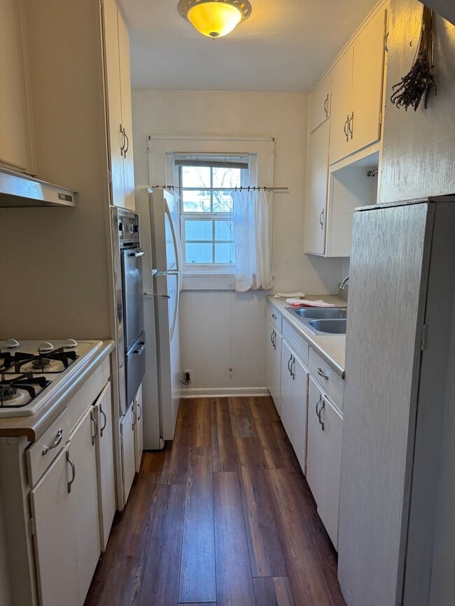 Building Photo - 422 Vassar Dr SE