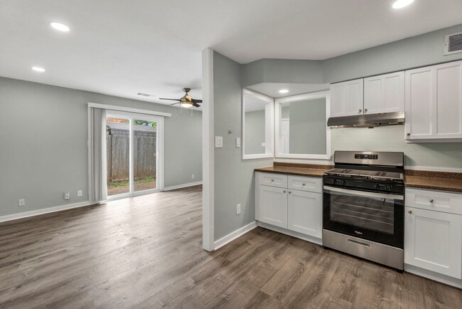 Building Photo - 2808 Skyway Cir