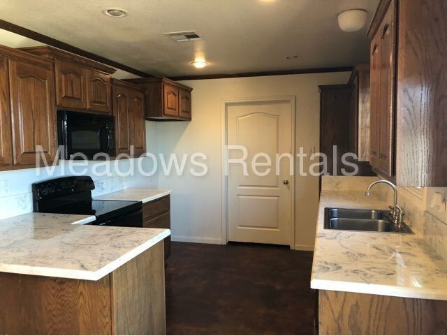 Building Photo - 1736 S Robinson Dr