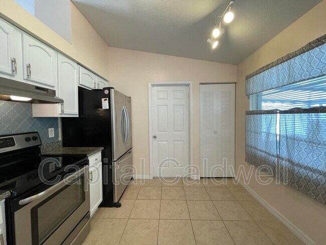 Building Photo - 708 Paddington Pl