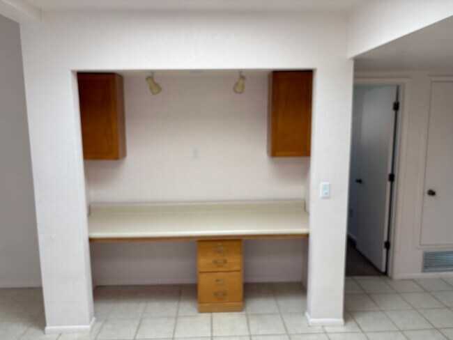Foto del edificio - Convenient East side location