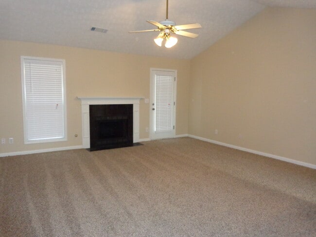 Foto del edificio - 7102 Independence Dr