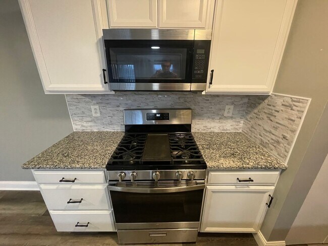 Building Photo - Brand New Renovated Condo in Edgewood!