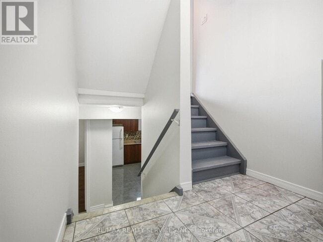 Building Photo - 8 Deerpark Crescent