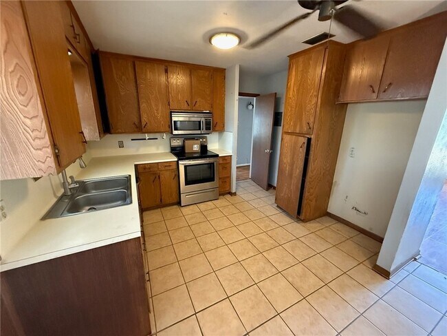 Building Photo - 117 Holly Dr