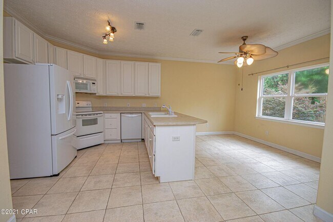 Building Photo - 6218 N Lagoon Dr