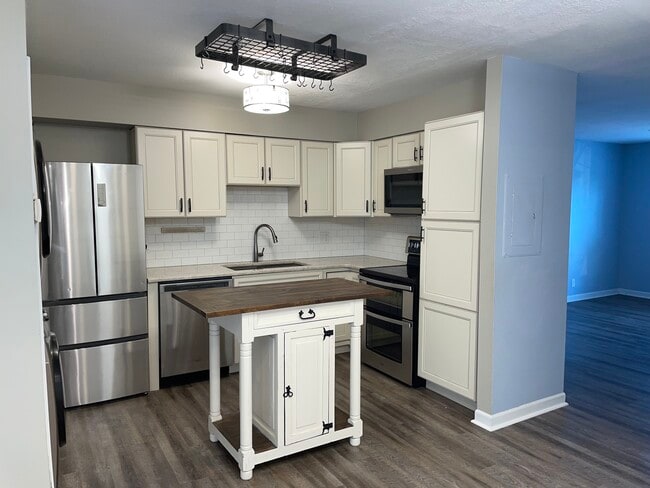 Kitchen with double oven - 1010 Country Club Rd