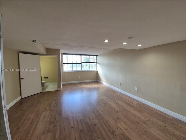 Foto del edificio - 6045 NW 186th St