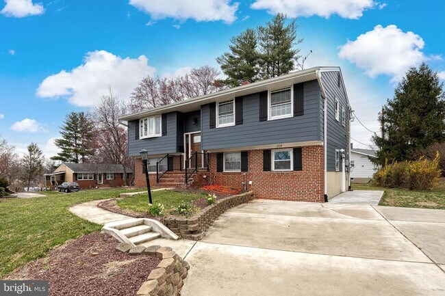 Foto del edificio - Check out this 4bd 2bth split foyer home!