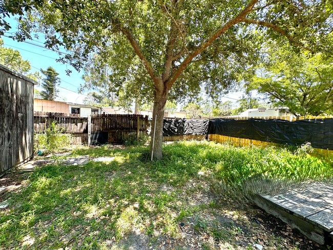 Building Photo - 1/1 IN N. FT. MYERS ALL UTILITIES INCLUDED...