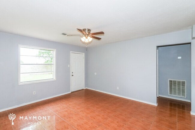 Foto del edificio - 7126 Kings Dr