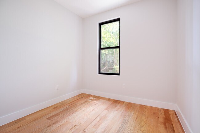 Foto del edificio - 704 Chauncey St