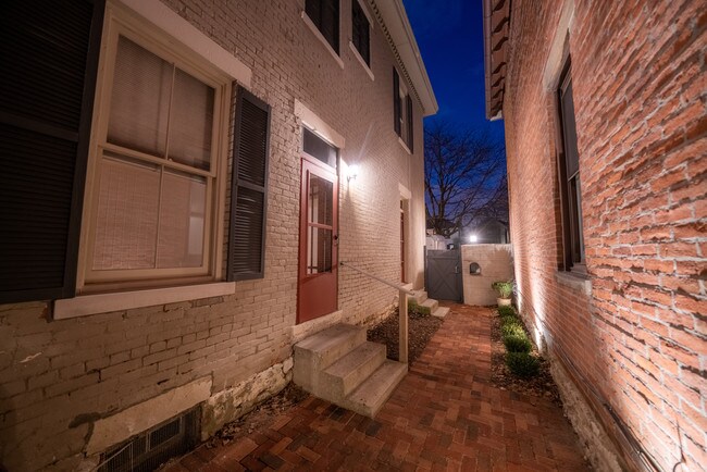 Building Photo - 555 S 4th St