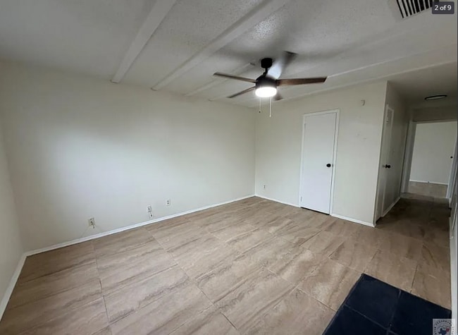 Building Photo - 2405 Mamie Dr