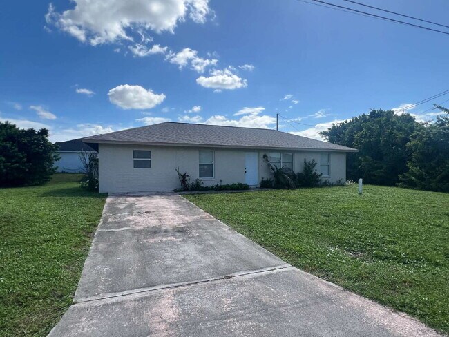 Foto del edificio - Spacious 3BR/2BA Home with Open Yard Unbeatable Value in Lehigh Acres!