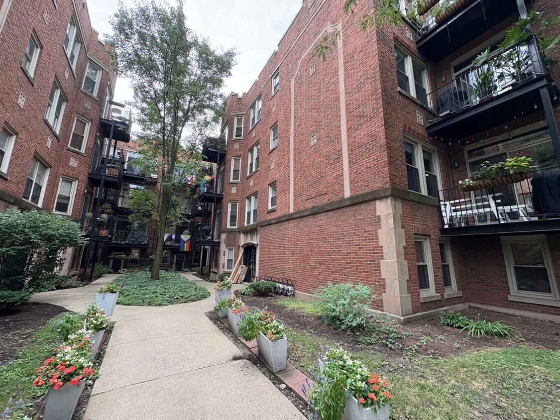 Foto principal - 1649 W Pratt Blvd