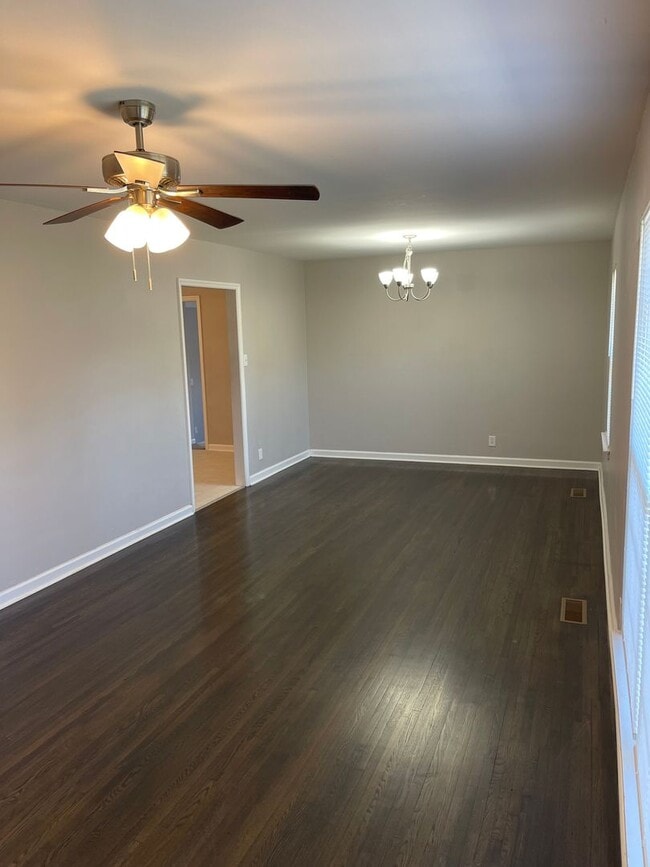 Foto del edificio - Renovated 1950's 3 Bedroom Home For Rent!