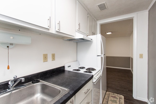 1BR, 1BA - 750 SF - Madison Lamplight Court