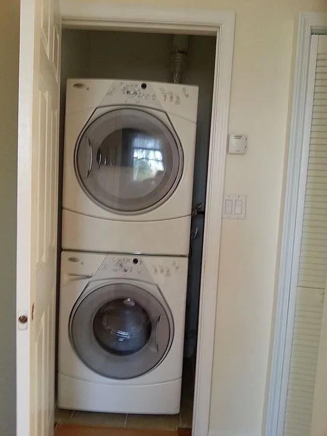 Building Photo - MODERN 2 BED/1BATH WITH GARAGE PARKING INCLUDED!