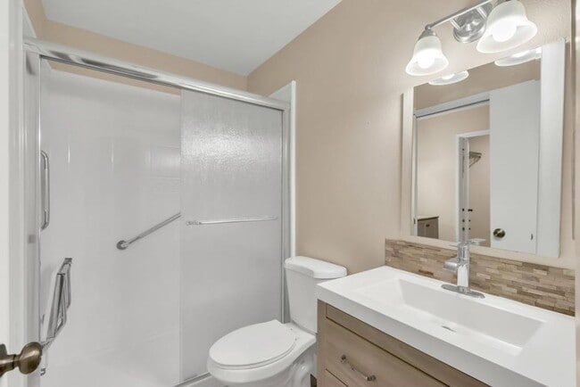 Building Photo - Updated 3 Bed 1.5 Bath Townhome