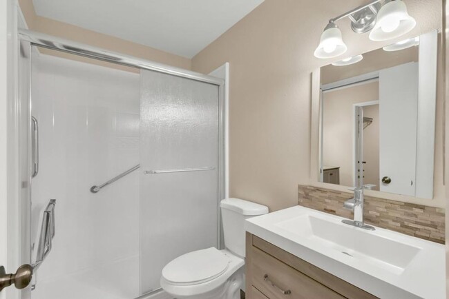 Foto del edificio - Updated 3 Bed 1.5 Bath Townhome