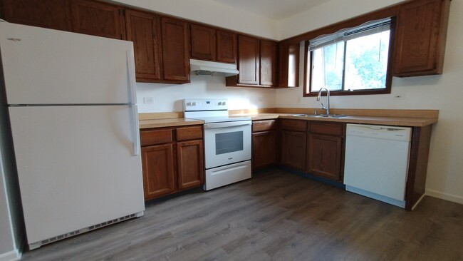 Foto del edificio - 1215 Whispering Hills Ct