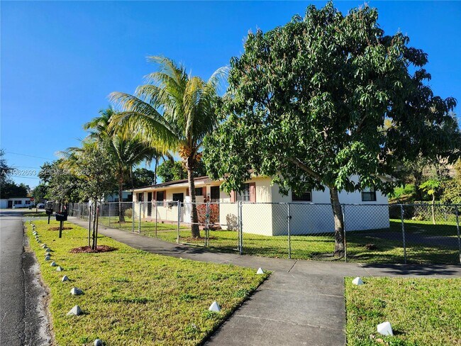 Foto del edificio - 11120 NW 6th Ave