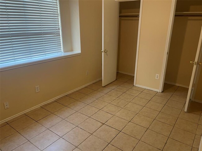 Foto del edificio - 5615 Gineridge Dr