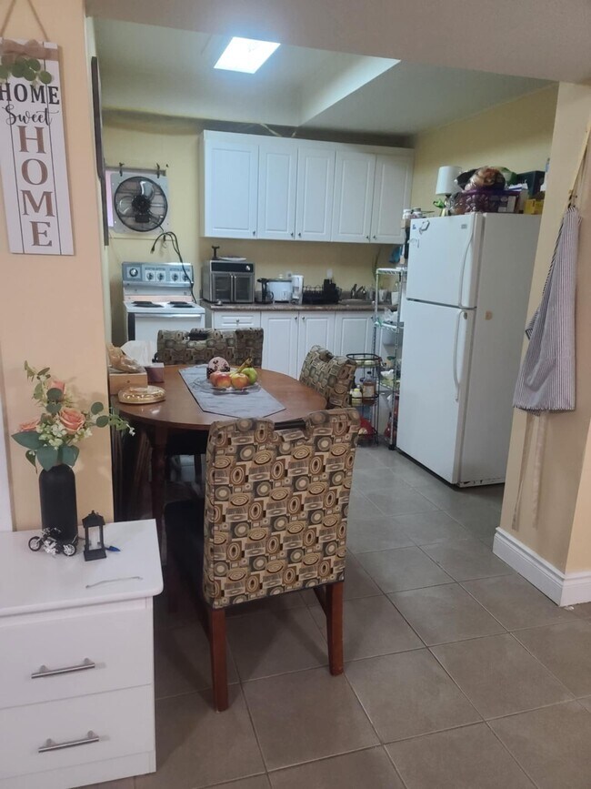 Building Photo - Spacious 1 Bedroom Apartment for rent  Bathurst- Lawrence