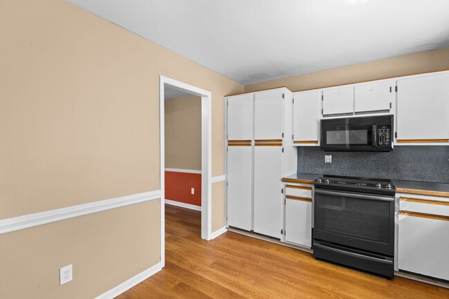 Building Photo - Beautifully Remodeled 3-Bedroom Townhouse ...