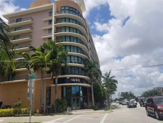 Foto del edificio - 1690 SW 27th Ave