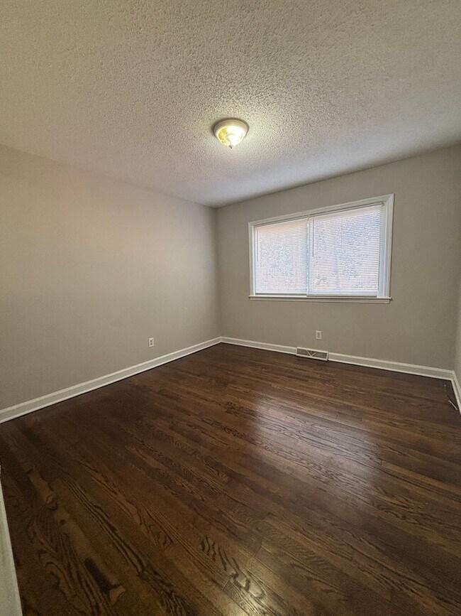Building Photo - Hidden Valley 3 bedroom